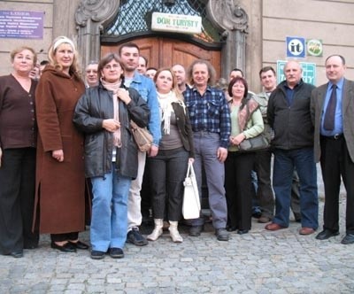 Działacze żagańskiego PTTK  całą grupą jeszcze przed Domem Turysty. Jednak już niebawem może ich zabraknąć w tym gmachu.