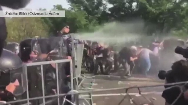 Grupa imigrantów przedarła się przez barykady na przejściu granicznym Serbii i Węgier. Doszło do starcia z oddziałami porządkowymi policji, która zastąpiły im drogę