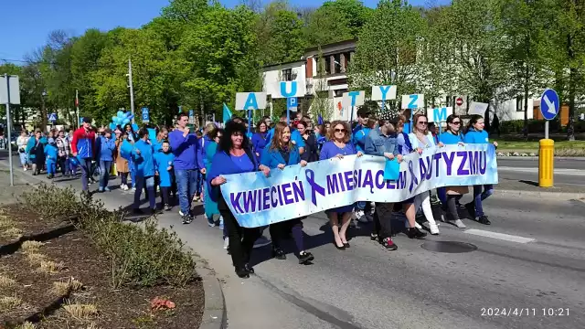 Ulicami Grójca przeszedł Niebieski Marsz dla Autyzmu. Więcej zdjęć z wydarzenia na kolejnych slajdach >>>