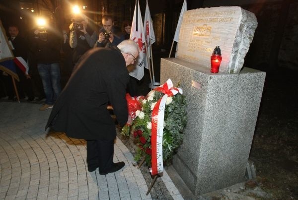 Waldemar Bartosz, przewodniczący świętokrzyskiej "Solidarności&#8221; jako jeden z pierwszych złożył kwiaty pod tablicą na skwerze Żeromskiego.