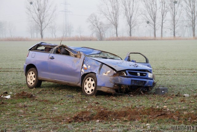 Wypadek w Sławicach. 26-letnia kobieta kierująca seatem ibizą nie dostosowała prędkości do warunków na drodze. Auto zjechało z drogi, uderzyło w znak, a następnie dachowało. 26-latka została ranna i trafiła do szpitala. Do zdarzenia doszło po godzinie 8.00.