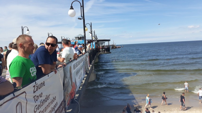 Weekend w Międzyzdrojach. Tłumy na plaży i promenadzie 