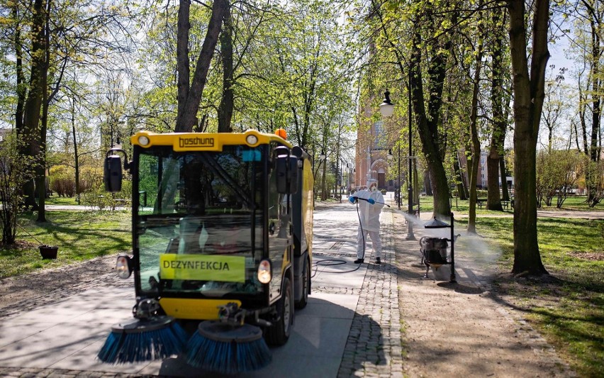 Radomskie parki skwery są odkażane. Od piątku zajmują się tym pracownicy Zakładu Usług Komunalnych 