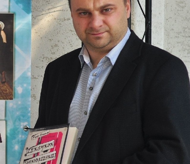Piotr Duma, wicedyrektor Tarnobrzeskiego Domu Kultury uwielbia czytać książki. Dodatkowo sam przygotowuje ciekawe wydawnictwa, jak choćby książki dotyczące historii tarnobrzeskiej muzyki.