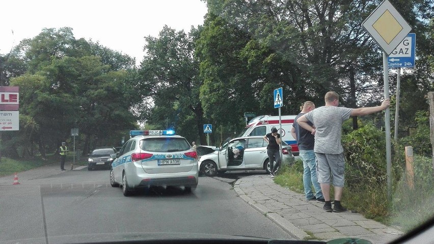Wypadek przy ul. Witkiewicza. Dwie osoby ranne 