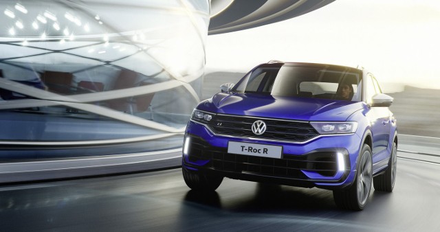 Volkswagen  T Roc R Za napęd odpowiada czterocylindrowy, dwulitrowy silnik TSI o mocy 300 KM. Dzięki seryjnemu napędowi 4Motion maksymalny moment obrotowy o wartości 400 Nm trafia do czterech kół za pośrednictwem 7-biegowej przekładni DSG. Przyspieszenie do 100 km/h trwa tylko 4,9 sekundy. Prędkość maksymalna jest elektronicznie ograniczona do 250 km/h.Fot. Volkswagen