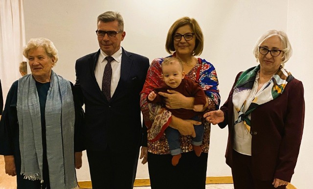 Sławomir Kruśliński jest szczęśliwym mężem i dziadkiem. Na zdjęciu z żoną Jolą, wnukiem oraz mamą i teściową. Więcej na kolejnych zdjęciach