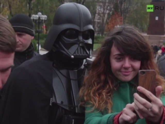 W najbliższą niedzielę wybory parlamentarne na Ukrainie. Kandydaci Internetowej Partii Ukrainy ruszyli na spotkania z wyborcami. Wśród nich był Darth Vader