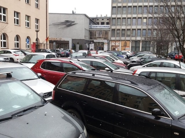 Parking w pasażu im. Schillera jest w dni powszednie zastawiony autami do granic jego pojemności.