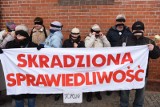 "Skradziona sprawiedliwość". Antyrządowy protest pod Urzędem Miasta w Toruniu [ZDJĘCIA]