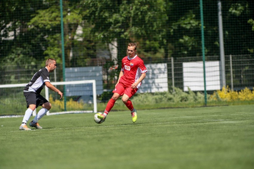 Hetman Białystok (czerwone stroje) przegrał 1:3 z Sokołem...