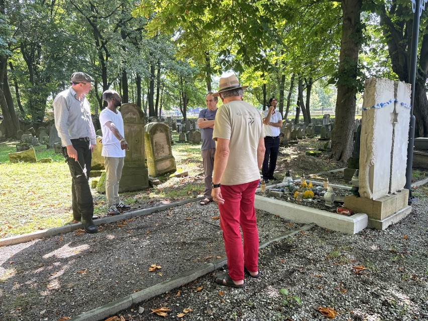 Jedną z zasad judaizmu jest nienaruszalność grobów, dlatego...