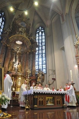 Opole: Msza w katedrze w intencji ofiar katastrofy w...