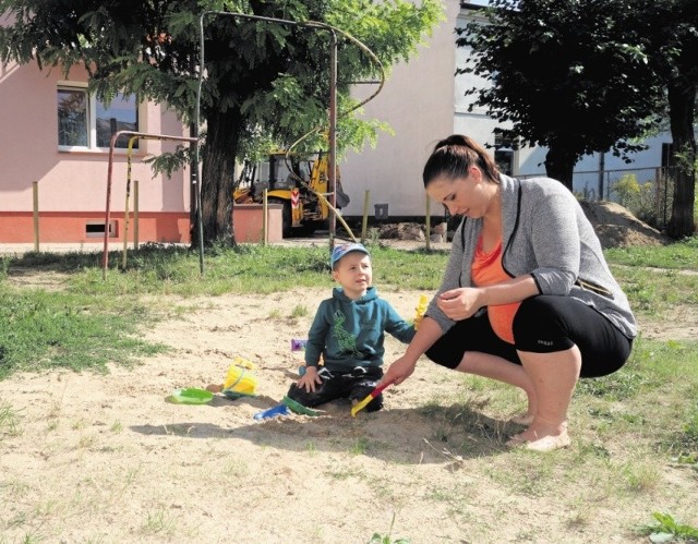 - To nie są dobre warunki do zabawy dla dzieci - martwi się ciężarna Ewelina Piaścik. Na zdj. z synkiem Olkiem (4 l.).