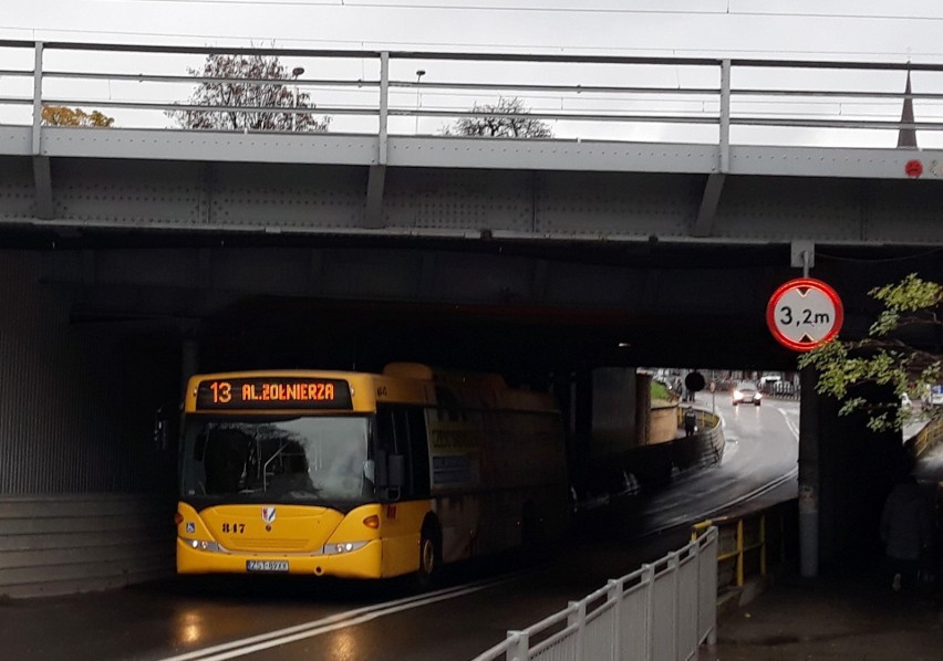 Ruch pod wiaduktem łączącym ulice Szczecińską i Wyszyńskiego...