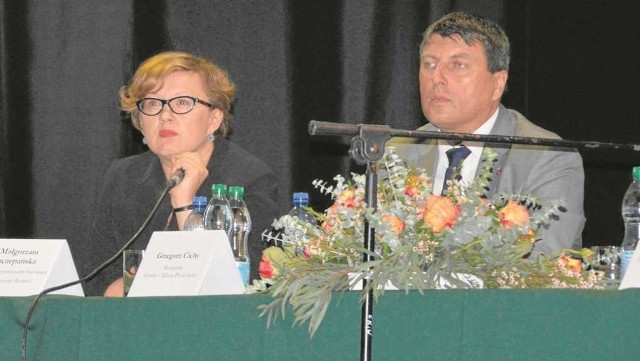 Z lewej dyrektor Małgorzata Szczepańska, obok burmistrz Grzegorz Cichy