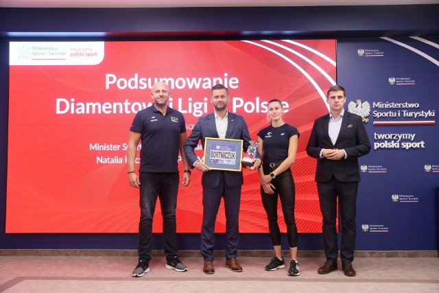 Warszawa, 19.07.2023. Od lewej: dyrektor sportowy memoriału Piotr Małachowski, minister sportu i turystyki Kamil Bortniczuk, lekkoatletka Natalia Kaczmarek i dyrektor sportowy PZLA Krzysztof Kęcki, podczas briefingu prasowego podsumowującego tegoroczną edycję Diamentowej Ligi w Polsce, 19 bm. w Warszawie.