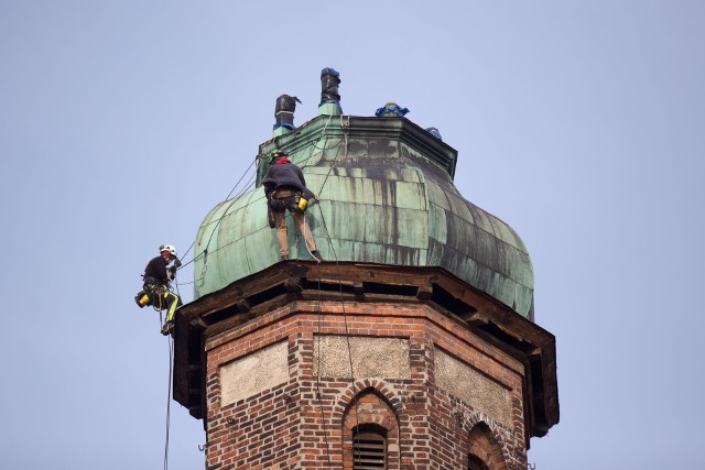 Trwają prace na wieży kościoła św. Jacka w Słupsku. W lipcu zeszłego roku wichura strąciła iglicę znajdującą się na szczycie i uszkodziła dach. Prace wykonuje wyspecjalizowana firma ze Słupska - Mount Jump Maciej Jusianiec.