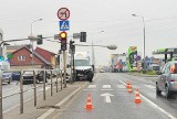Wypadek na skrzyżowaniu w Radomiu. Osobówka zderzyła się z samochodem dostawczym. Jedna osoba w szpitalu