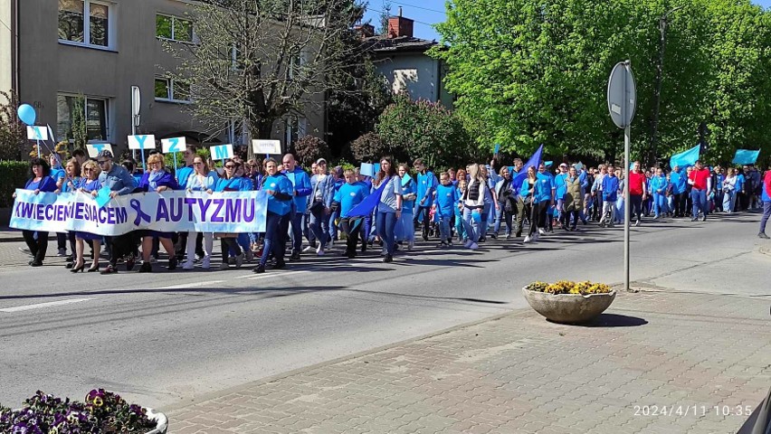 Niebieski Marsz dla Autyzmu w Grójcu. Ulicami miasta przeszły tłumy. Zobacz zdjęcia