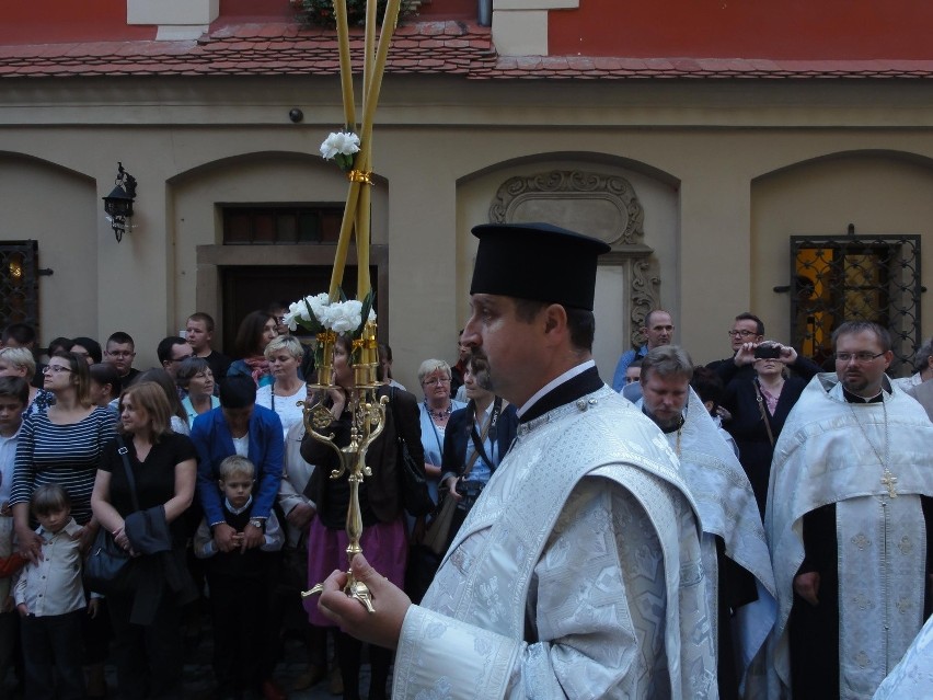 Ciepła dłoń św. Marii Magdaleny i drzazga z krzyża Chrystusa przybyły do Wrocławia (ZDJĘCIA, FILM)