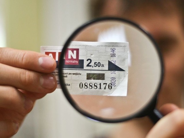 Numer z kasownika może być na bilecie odbity zarówno na białej, jak i na zadrukowanej stronie. 
