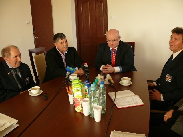 Antoni Chrościelewski i jego syn Marek, prezydent Andrzej Szlęzak i Antoni Domino.