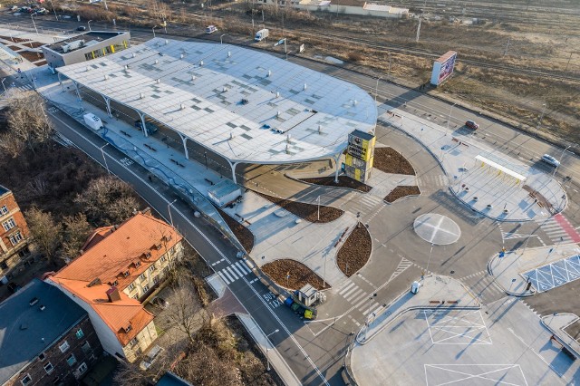 Centrum Przesiadkowe "Sądowa", czyli nowy Międzynarodowy Dworzec Autobusowy w Katowicach, jest gotowe. Inwestycja za około 60 mln zł, budzi kontrowersje. Jedni "Sądową" nazywają "architektonicznym koszmarem", inni uznają, że wszystko jest lepsze niż dworzec PKS przy ul. Skargi. W ślad za tą dyskusją, postanowiliśmy zebrać realizacje, które takich wątpliwości nie budzą. Zobaczcie najładniejsze dworce i centra przesiadkowe na Śląsku i Zagłębiu >>>