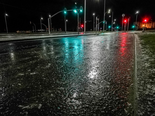 IMGW: Prognozuje się zamarzanie mokrej nawierzchni dróg i chodników po opadach deszczu, deszczu ze śniegiem i mokrego śniegu, powodujące ich oblodzenie.