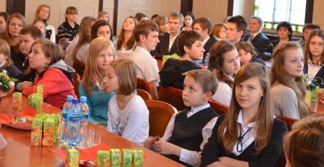 Uczniowie odebrali stypendia i nagrody z rąk burmistrza w sali konferencyjnej w urzędzie miejskim w Oleśnie.
