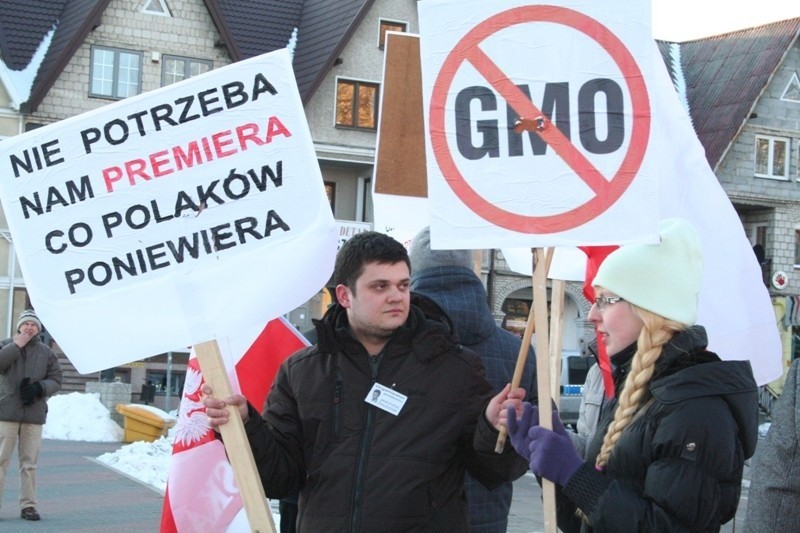 Około trzydziestu osób wzięło udział w proteście przeciwko...