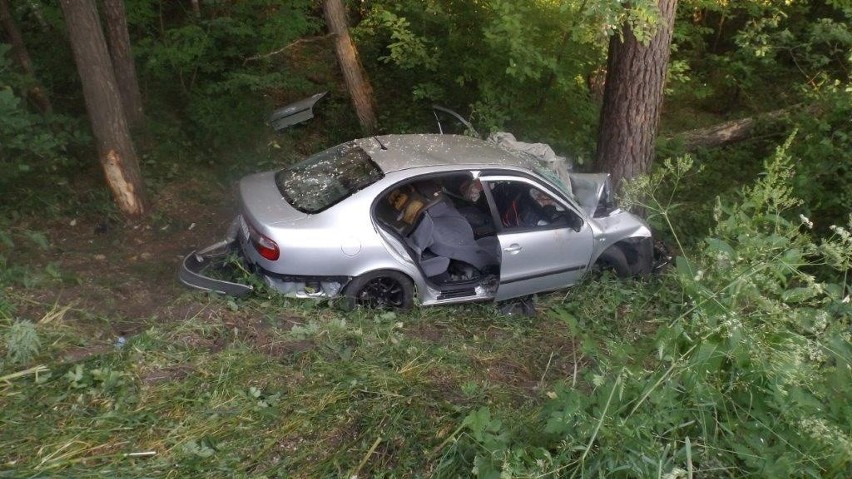 Wypadek w Rakowie. Samochód stoczył się ze skarpy i uderzył w drzewo. Ranne cztery osoby