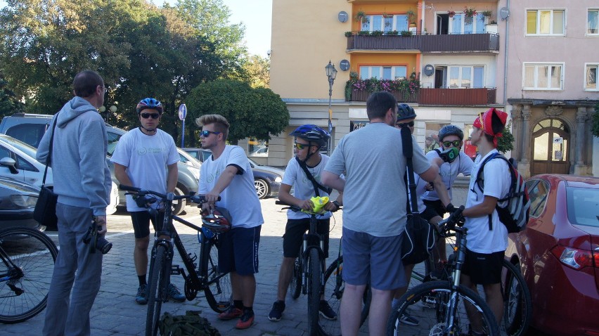 Mieszkańcy Brzegu i Skarbimierza jadą w rowerowym rajdzie charytatywnym 