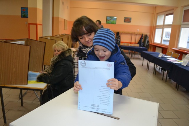 W lokalach wyborczych  usytuowanych w Szkole Podstawowej w Białych Błotach spotkaliśmy w południe kilkadziesiąt osób. Często całe rodziny z dziećmi. Państwo Głęboccy z Białych Błot przyszli ze swymi synkami. Mama i tata głosowali, Dawid i Adaś (na zdjęciu)  wrzucali karty do urny.