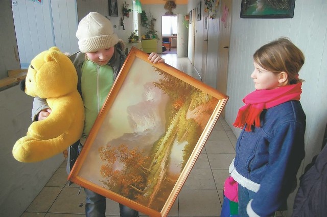 Karolina (od lewej) nie może nie zabrać swoich skarbów, wielkiego pluszowego misia i obrazu.