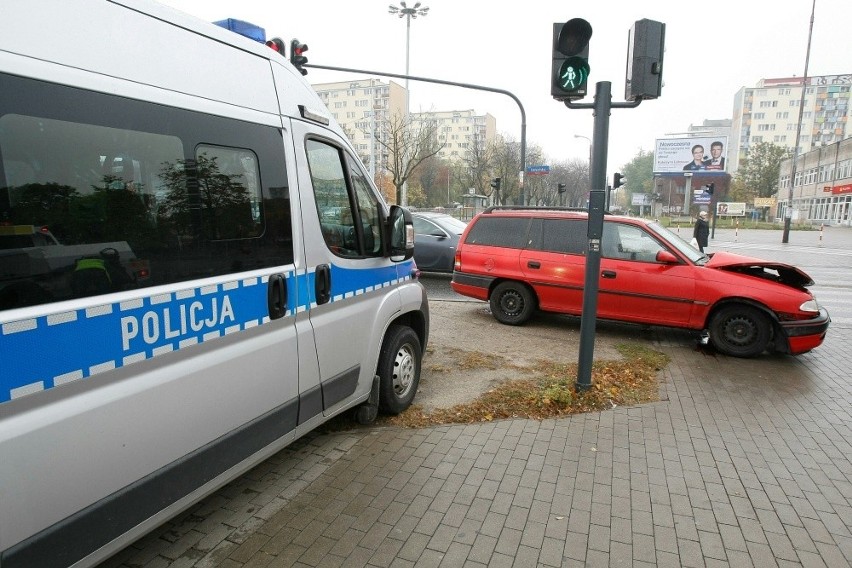 Wypadek na Dąbrowskiego. Dwa auta rozbite