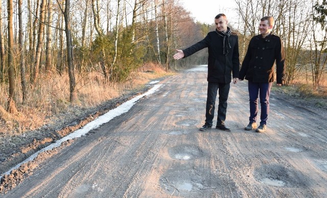 Dwaj sołtysi z gminy Włoszczowa: Michał Szafrański (z lewej) i Łukasz Wolski pokazują, jak wygląda droga Wymysłów - Ludynia.