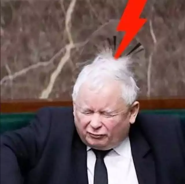Wystarczyło kilka godzin, po przemówieniu Jarosława Kaczyńskiego, by w internecie zaroiło się od memów na temat wicepremiera i jego poczynań. Jak wiadomo osoba prezesa Prawa i Sprawiedliwości nikomu w kraju nie pozostaje obojętna. Jedni go wielbią, inni nienawidzą. Ogromne emocje znajdują ujście w memach. Wybraliśmy dla Was naszym zdaniem najlepsze, zarówno wśród tych, które pojawiły się po wczorajszym orędziu do narodu, jak i tych które krążyły już wcześniej. Zobacz ZDJĘCIA na kolejnych slajdach>>>