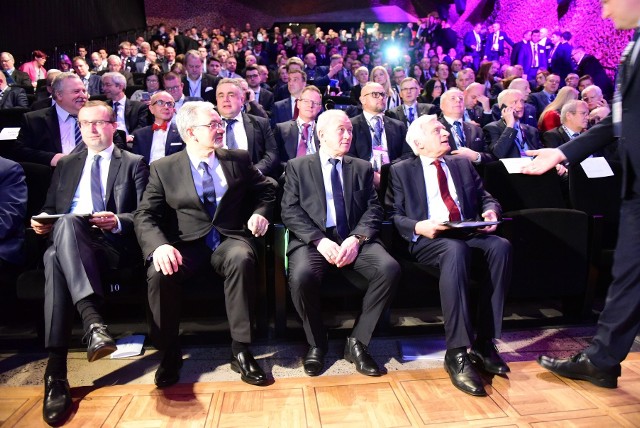 Od prawej: prof. Jerzy Buzek, Krzysztof Tchórzewski - minister energii, dr Jerzy Kwieciński - minister inwestycji i rozwoju, a także Paweł Borys - prezes Polskiego Funduszu Rozwoju.