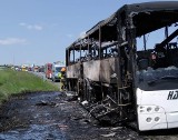 Pożar na autostradzie A4. Doszczętnie spłonął autokar szkolny, którym podróżowały dzieci z Wrocławia [ZDJĘCIA] 