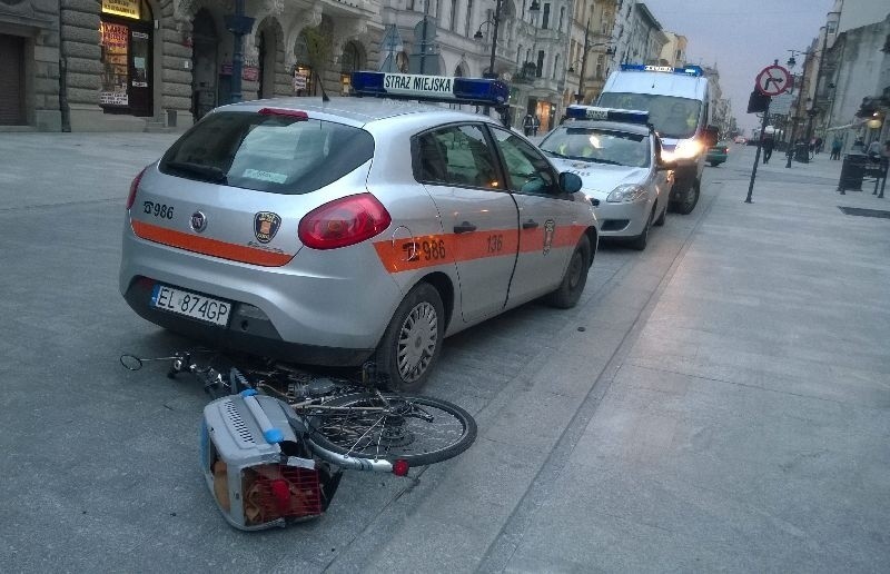 Pusty radiowóz straży miejskiej stoczył się na rowerzystę [FILM, ZDJĘCIA]