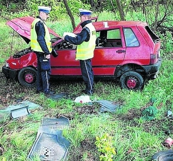 Stróże prawa ustalają również okoliczności wypadku w Pysznicy, gdzie dachował samochód osobowy.