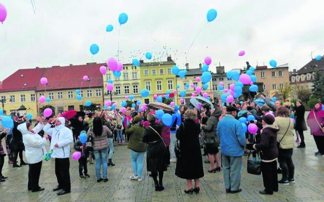 W Darłowie na rynku do nieba wypuszczono balony symbolizujące pamięć o dzieciach utraconych