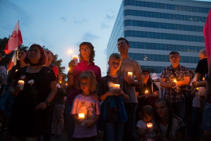 Łańcuch światła przed krakowskim sądem