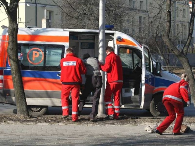 Niedziela, 13 marca. Pracownicy pogotowia zabierają z trawnika pijanego do karetki. Potem okazało się, że musieli mu poświęcić mnóstwo czasu.