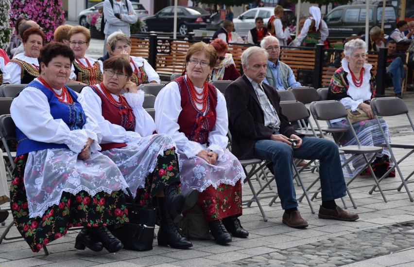 Oświęcim gospodarzem Regionalnych Spotkań z Tradycją. To już 13. Przegląd Zespołów Regionalnych Kół Gospodyń Wiejskich [ZDJĘCIA]