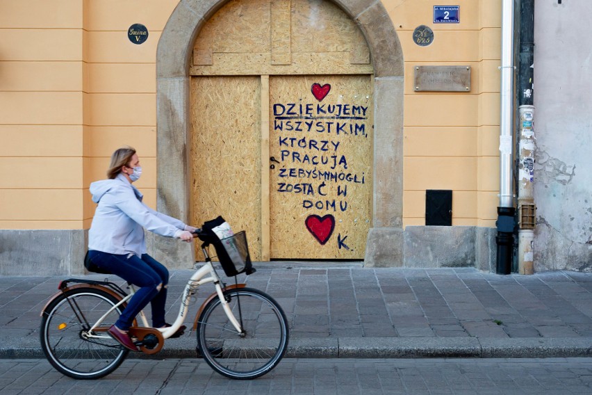Kraków. Graffiti w czasie pandemii: Zostań w domu. Jeszcze wrócą piękne dni! [ZDJĘCIA]