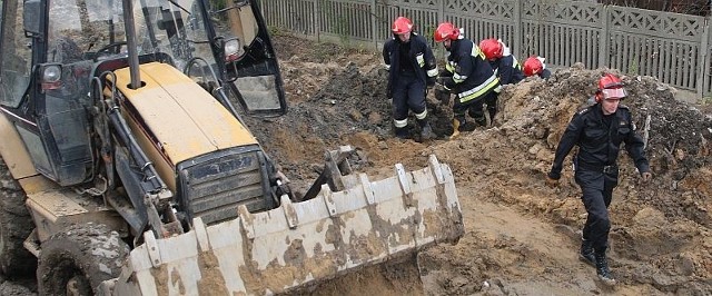 Na przebudowywanym odcinku ulicy Świętokrzyskiej, gdzie powstaje nowa droga ekspresowa, ziemia zasypała 35-letniego robotnika. Mężczyzna nie przeżył.