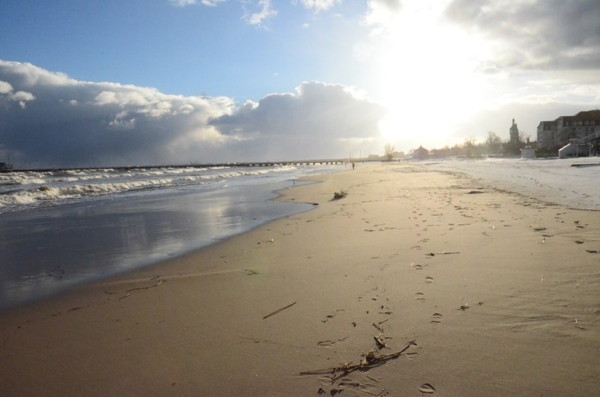 Spacer po sopockiej plaży. Zima na Pomorzu. Wybraliśmy się na spacer nad morze [ZDJĘCIA] 