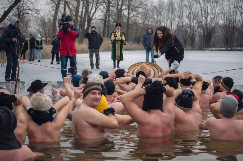 Charytatywne morsowanie w Szepietowie. Społeczność morsów zebrała ponad 20 tys. zł dla trzynastolatki z nowotworem mózgu (zdjęcia)